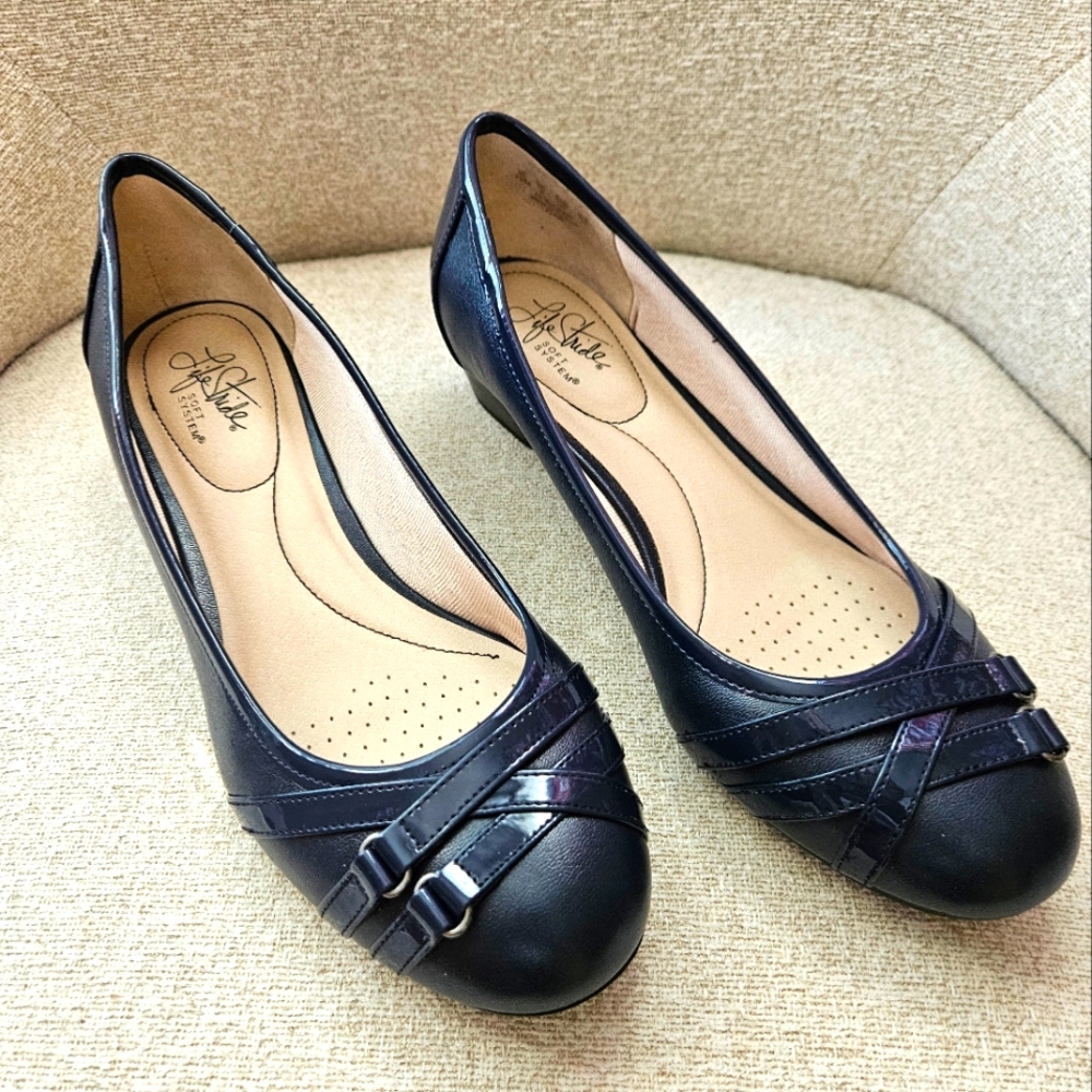 Life Stride blue flats. Size 10M. Gently used. Still in very good condition.